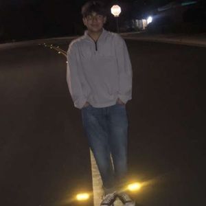 im selling a aesthetic zip up sweater/ sweatshirt